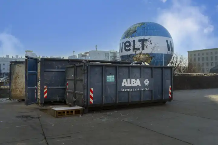 Container mit Bauschutt auf einem Hinterhof in Berlin-Mitte, Berlin, Deutschland