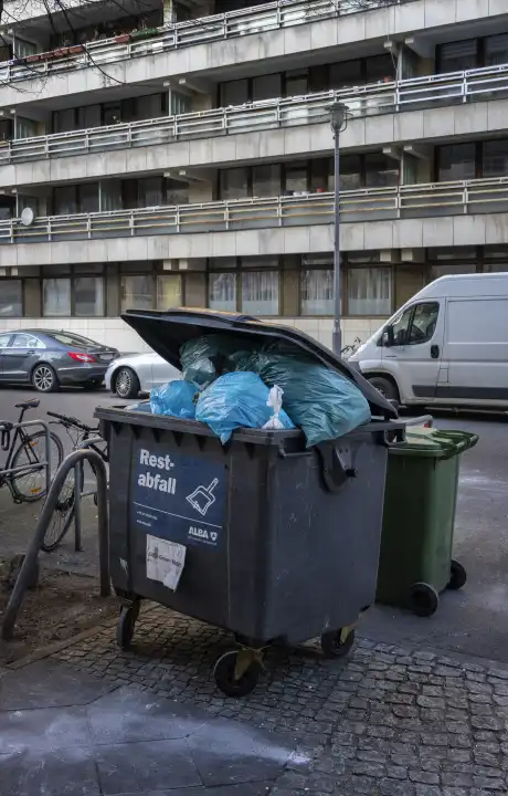 Müllcontainer am Straßenrand, Berlin, Deutschland