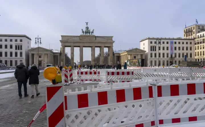 Winter, Baumaßnahmen und Absperrungen rund um das Brandenburger Tor, Berlin, Deutschland, 
