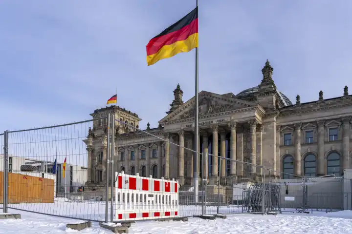 Winter, Baumaßnahmen und Absperrungen am Reichstagsgebäude, Berlin, Deutschland, 