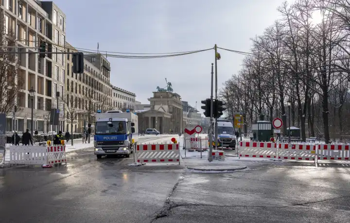 Winter, Einsatzfahrzeuge der Polizei und Absperrungen rund um das Brandenburger Tor, Berlin, Deutschland, 