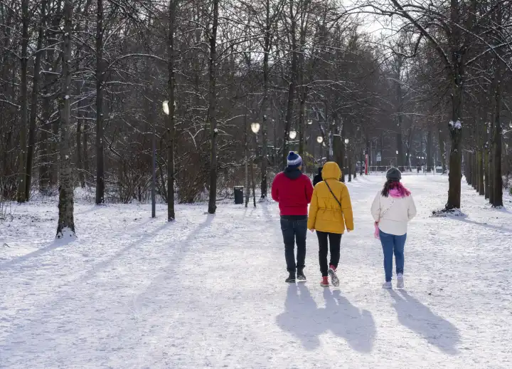 Winter, Spaziergänger im Berliner Tiergarten, Berlin, Deutschland