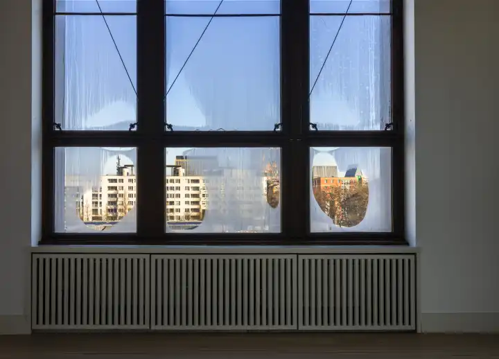 Kondenswasser an den Fenstern im Martin Gropius Bau, Blick auf die Wilhelmstraße und Berlin-Kreuzberg, Berlin, Deutschland