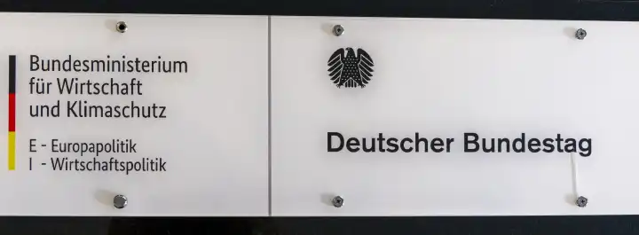 Hinweisschild am Eingang zu einem Verwaltungsgebäude am Berliner Spreebogen, Berlin, Deutschland