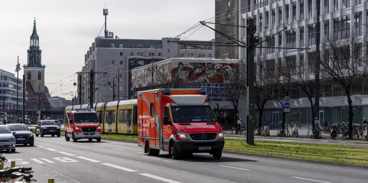 Rettungswagen der Berliner Feuerwehr in Berlin-Mitte, Berlin, Deutschland