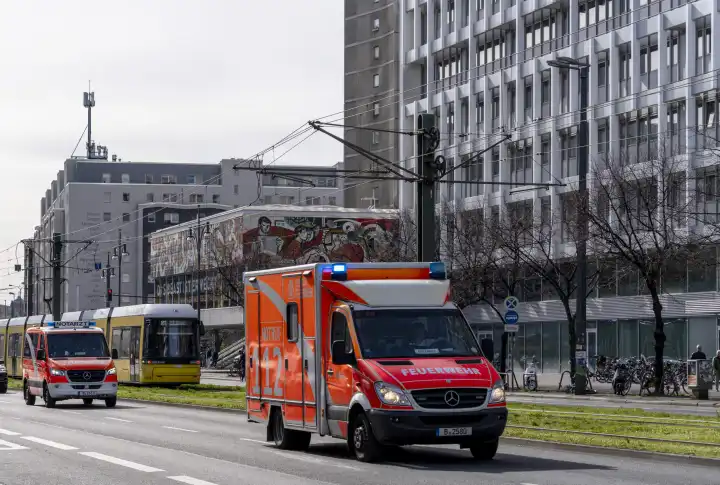Rettungswagen der Berliner Feuerwehr in Berlin-Mitte, Berlin, Deutschland