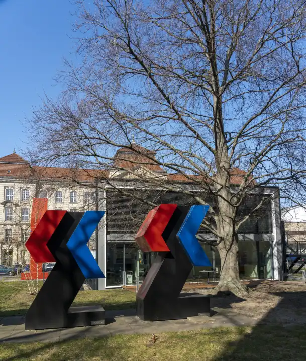 Skulpturen auf dem Hof des Effizienzhaus Plus, Fasanenstraße, Berlin, Deutschland