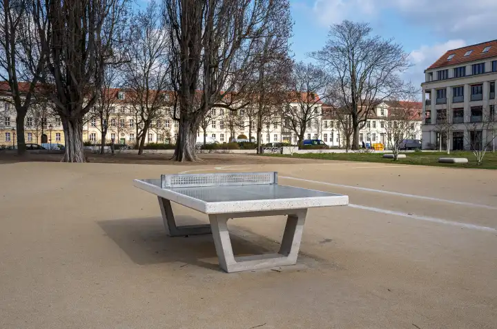 Tischtennisplatte aus Beton, Spielplatz inder Großstadt,  Berlin, Deutschland