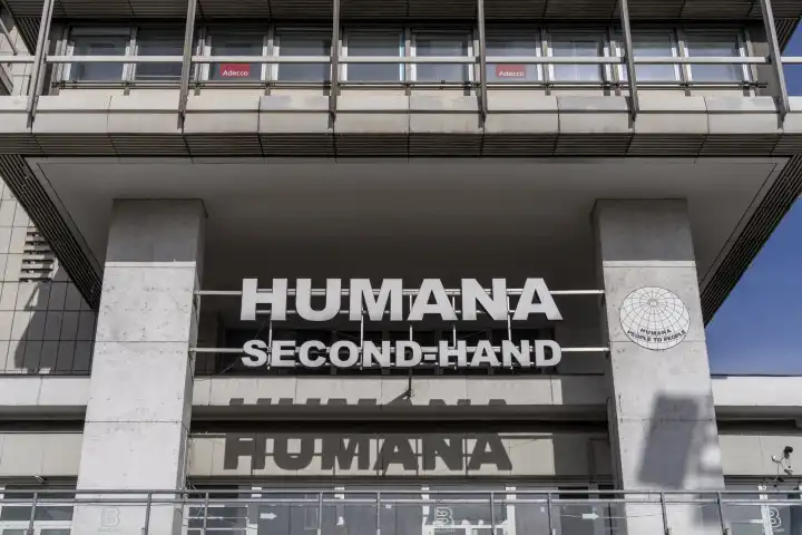 Humania, secon hand shop am Alexanderplatz, Berlin, Deutschland