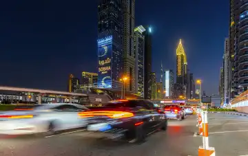 Nachtaufnahme, Sheik Zayed Road, Dubai, Vereinigte Arabische Emirate, Westasien                               