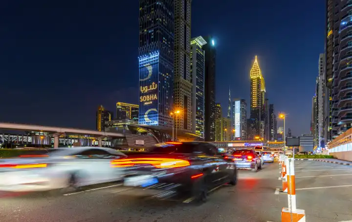 Nachtaufnahme, Sheik Zayed Road, Dubai, Vereinigte Arabische Emirate, Westasien                               