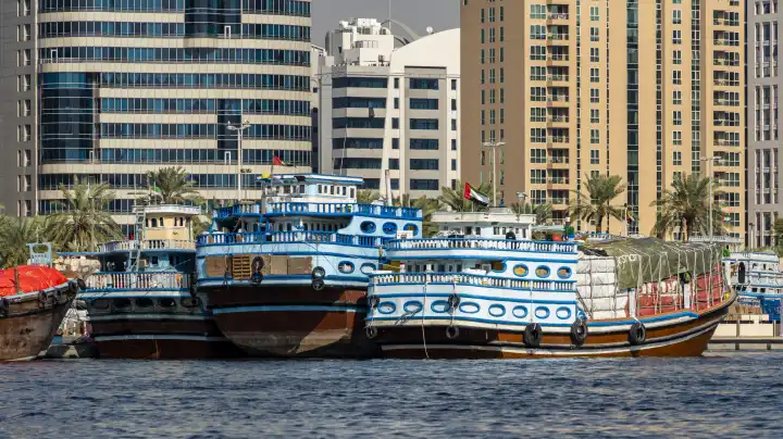 Skyline und Boote  am Dubai Creek, Dubai, Vereinigte Arabische Emirtae, Naher Osten, Asien