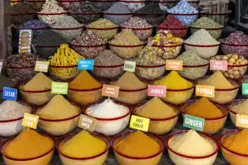 Eine Vielzahl von Gewürzen, Kräutern, Trockenobst und Nüssen  auf einem arabischen Straßenmarktstand, Dubai , Vereinigte Arabische Emirate, Asien