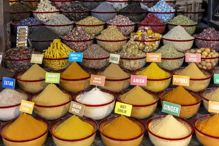 Eine Vielzahl von Gewürzen, Kräutern, Trockenobst und Nüssen  auf einem arabischen Straßenmarktstand, Dubai , Vereinigte Arabische Emirate, Asien