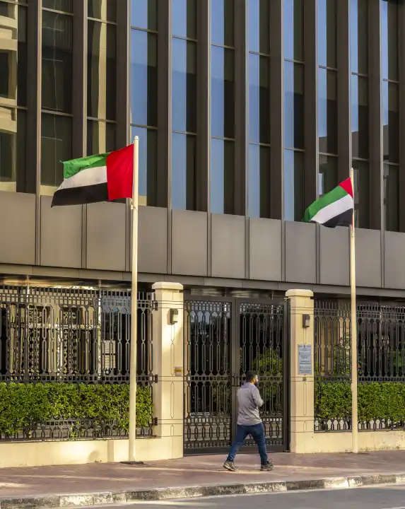 Nationalflagge vor Amtsgebäuden, Dubai, Vereinigte Arabische Emirate, Asien
