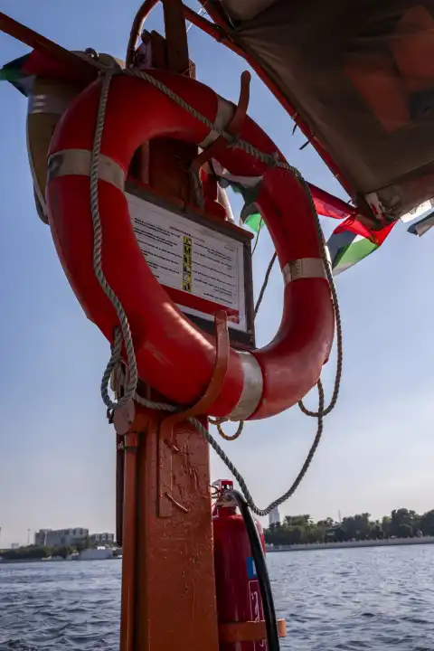 Roter Rettungsring auf einem Abra Boot, Dubai, Vereinigte Arabische Emirate, Asien