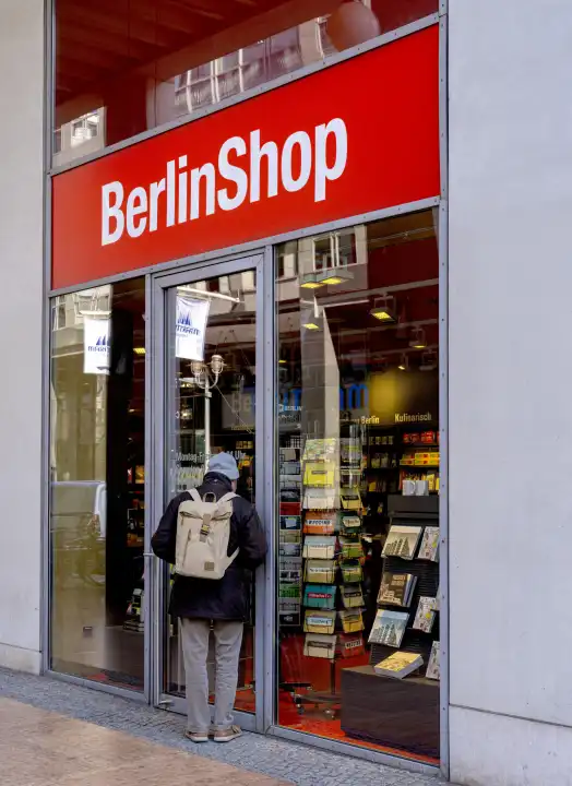 Berlin Shop, Mann steht am Schaufenster, Berlin, Deutschland
