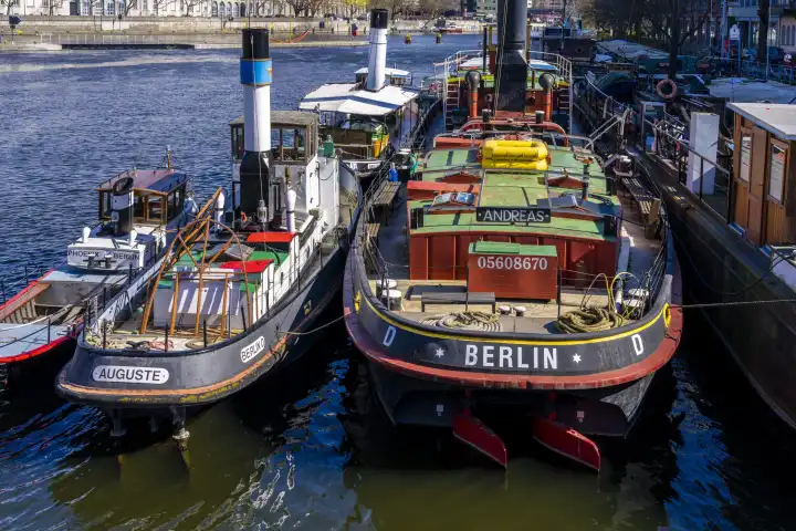 Fischerinsel, alte Lastenkähne und Schiffe am historischen Hafen, Berlin, Deutschland