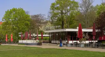 Gastronomie im Volkspark Friedrichshain , Frühling, Berlin, Deutschland