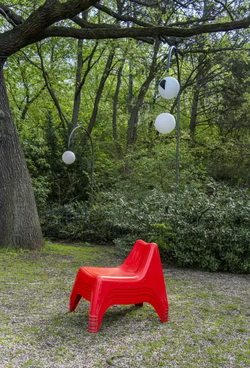 roter Stuhl, Biergarten, Volkspark Friedrichshain im Frühling, Berlin, Deutschland