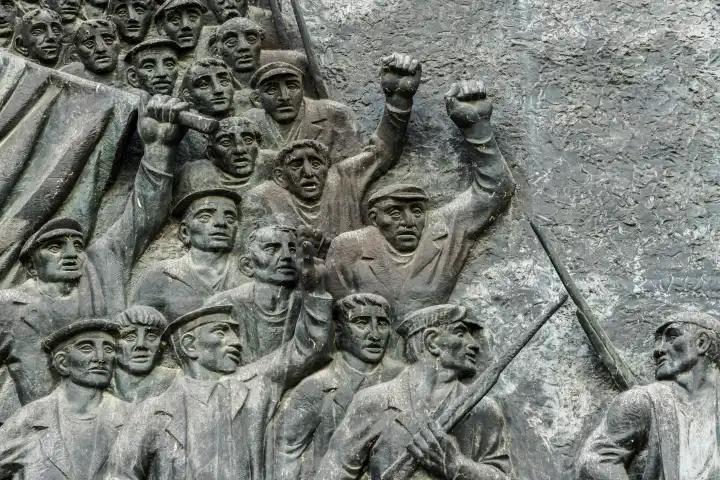 Detailfoto, Relief zur Erinnerung an Karl-Liebknechts Ausrufung der Republik, Schloßplatz, Berlin, Deutschland