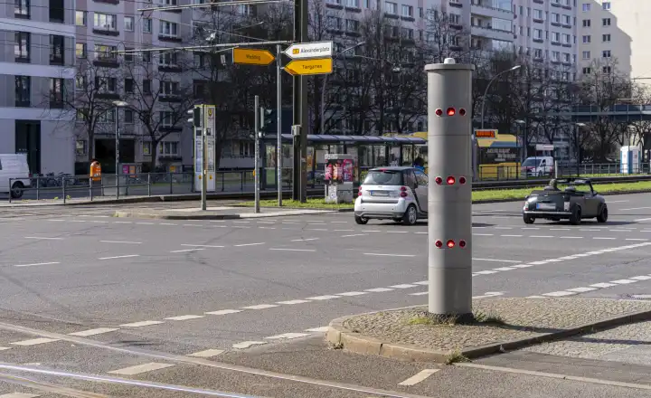 Ampelblitzer an einer Straßenkreuzung, Berlin, Deutschland