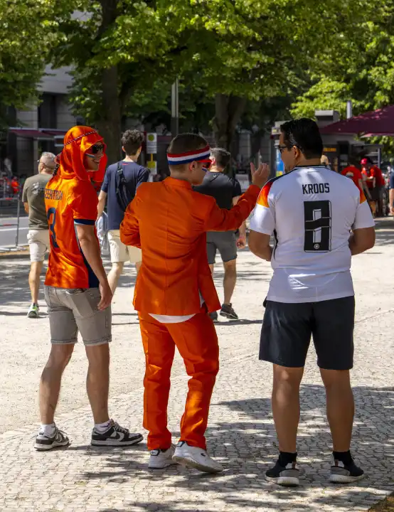 Fußball EM 2024, Holland Fans in Berlin, Unter den Linden, Berlin, Deutschland
