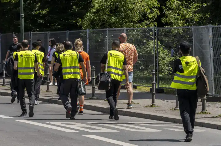 Fußball EM 2024, Security Mitarbeiter, Fanmeile rund um das Brandenburger Tor, Berlin, Deutschland