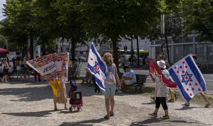 European Football Championship 2024, small rally on the sidelines, Unter den Linden, Berlin, Germany