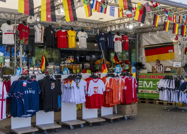 Fußball Europameisterschaft 2024, Verkaufsstand mit Fußballtrikots, Berlin, Deutschland