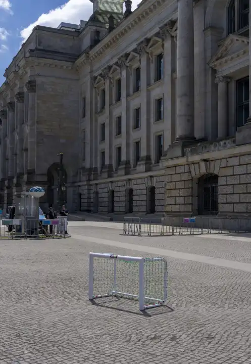 Fußball Europameisterschaft 2024, kleines Fußballtor vor dem Reichstagsgebäude,  Berlin, Deutschland