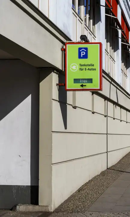 Hinweisschild an der Parkhauseinfahrt, Tankstelle für E-Autos, Berlin, Deutschland