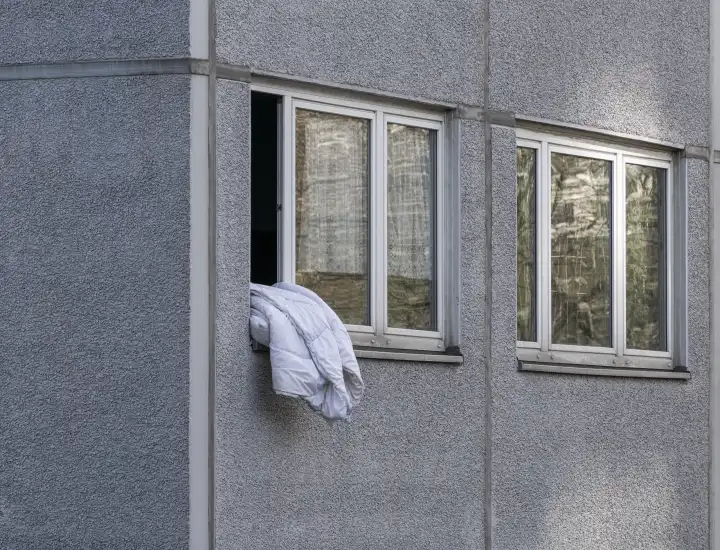 Bettdecke an einem offenem Fenster, Berlin, Deutschland