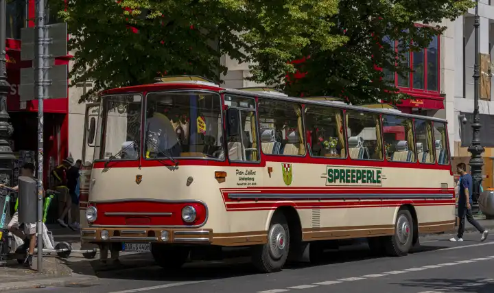 nostalgischer Reisebus, Unter den Linden, Berlin, Deutschland
