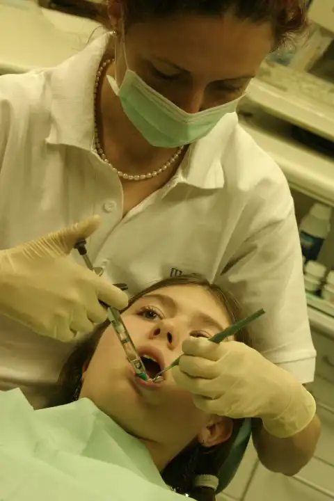 Zahnarzt spritzt