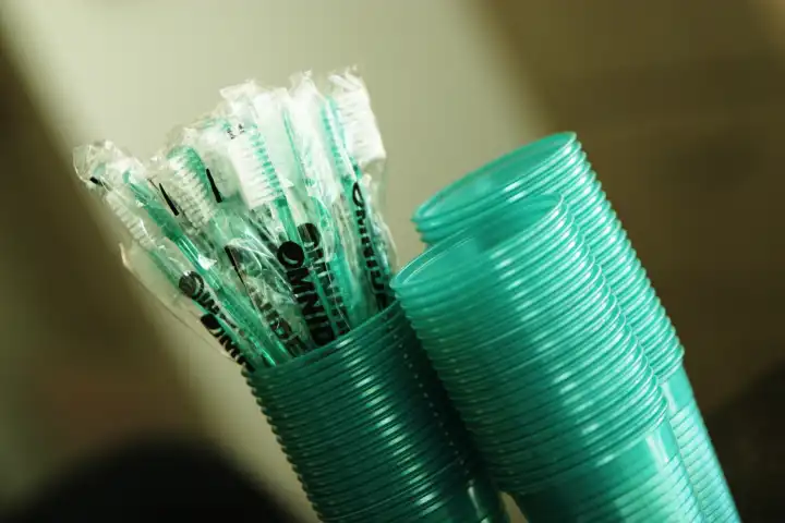 Zahnbürsten und Becher