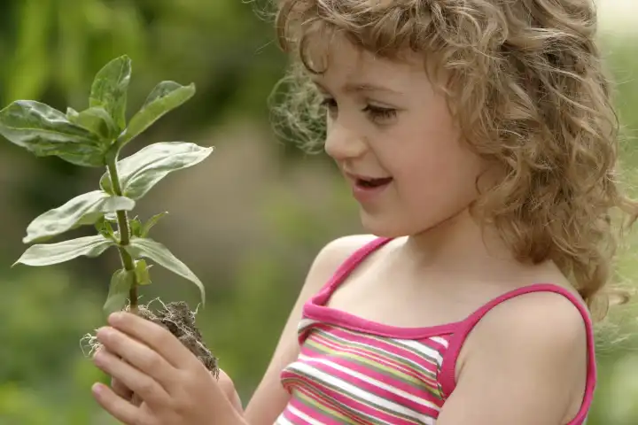 Kind mit Pflanze