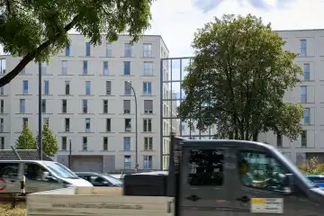 Candidstrasse, Mittlerer Ring traffic volume noise protection glass front, residential block