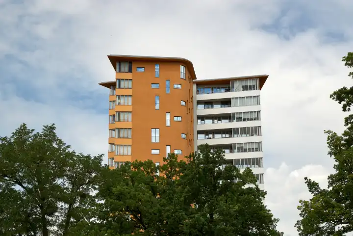 Sternhochhaus 3 vor bewölktem Himmel in München-Obersendling, ehemalige Siemens Werkssiedlung.