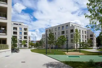 Stadtplanung München. Candid-/Hellabrunner Straße. Spielplatz als Zentrum der 2021 fertig gestellten Wohnquader auf dem ehemaligen Osramgelände in München Untergiesing