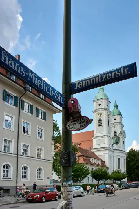 München gegen Mietwahnsinn. Vogelhäuschen mit Aufschrift "Mieter sind nicht Vogelfrei" in Untergiesing. Straßenschilder Hans-Mielich-Straße, Jamnitzerstraße lesbar.