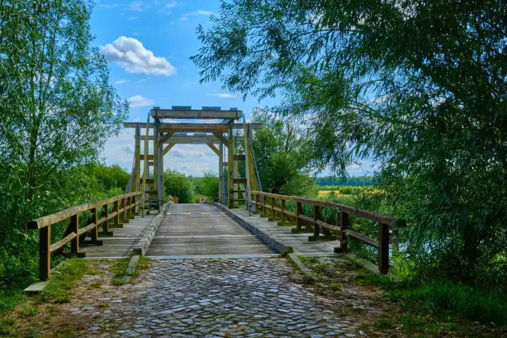 Denkmalgeschützte Holzklappbrücke über die Trebel bei Nehringen, Mecklenburg-Vorpommern, Deutschland.