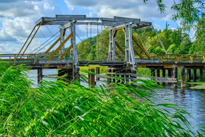 Denkmalgeschützte Holzklappbrücke über die Trebel bei Nehringen, Mecklenburg-Vorpommern, Deutschland.