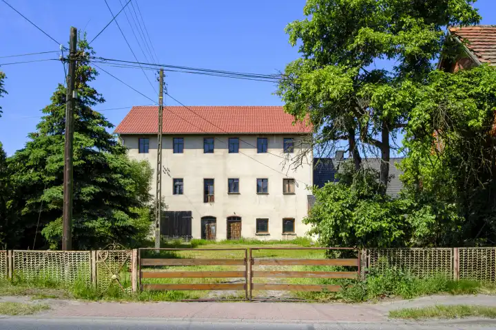 Baufälliges und heruntergewirtschaftetes Gebäude, ehemalige Wassermühle von Miejsce (Städtel), Gemeinde Świerczów (Schwirz), Kreis Namyslow (Namslau), Woiwodschaft Opole, Niederschlesien, Polen.