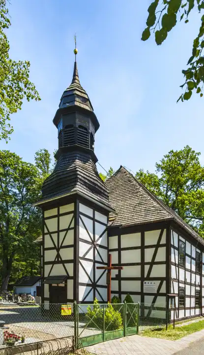 Fachwerkkirche Mariä Himmelfahrt von 1786 in Plümkenau (Radomierowice), Kreis Kreuzburg (Kluczbork), Woiwodschaft Oppeln, Oberschlesien, Polen.