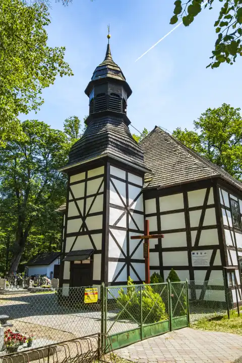 Fachwerkkirche Mariä Himmelfahrt von 1786 in Plümkenau (Radomierowice), Kreis Kreuzburg (Kluczbork), Woiwodschaft Oppeln, Oberschlesien, Polen.