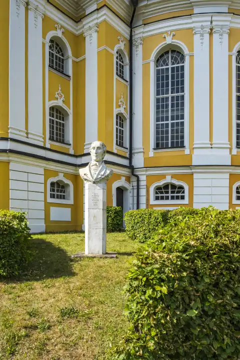Denkmal für Carl Maria von Weber vor der Evangelischen Sophienkirche Bad Carlsruhe (Pokoj), Kreis Namslau (Namyslow), Woiwodschaft Oppeln, Oberschlesien, Polen.