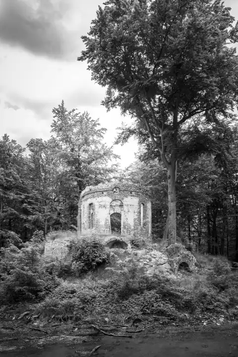 Überreste der künstlichen Ruine im Schlosspark Bad Carlsruhe (Pokoj), Kreis Namslau (Namyslow), Woiwodschaft Oppeln, Oberschlesien, Polen.