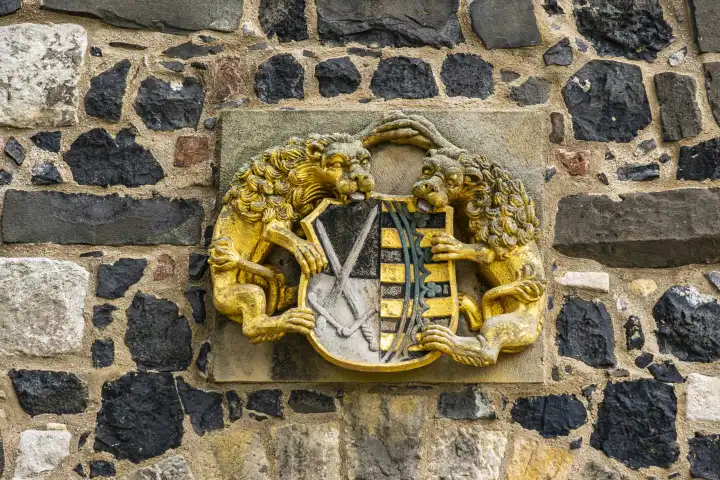 Kursächsisches Wappen, von Schildhalter-Löwen gehalten, am Coselturm der Burg Stolpen auf dem Basaltberg von Stolpen, Sachsen, Deutschland, nur zur redaktionellen Verwendung.