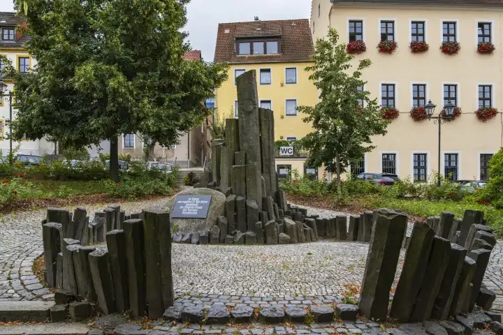 Säulen des Stolpener Basalts, der im Tertiär vor ungefähr 25 Millionen Jahren das Lausitzer Granitmassiv durchbrach, auf dem Marktplatz von Stolpen, Sachsen, Deutschland.